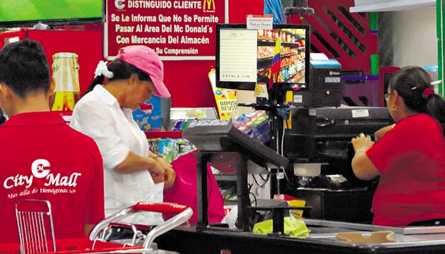 Desde hace dos años, los comercios panameños en el sector fronterizo se ven abarrotados de costarricenses en busca de alimentos y otros artículos a excelentes precios. (Mayra Madrid )