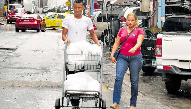 Meses de mayor auge. Para los comerciantes panameños, en los meses de agosto a diciembre se registra el mayor número de presencia de consumidores costarricenses, mientras que entre el mes de mayo hasta agosto, las ventas disminuyen en el área hasta un 30%.(Mayra Madrid)