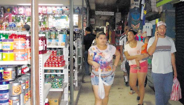 Comercios unidos por veredas. Algunas veredas dentro del sector fronterizo de Paso Canoas, en medio de comercios entre panameños y ticos, bastante oscuras, les permiten a los consumidores llegar con mayor facilidad a realizar sus compras de comida, electrodomésticos y otros enseres.(Mayra Madrid)