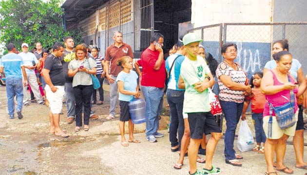 Moradores chitreanos hacen fila para procurarse de agua potable.(Thays Domínguez )