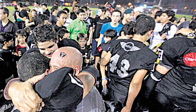 Los Raiders celebran el triunfo.(Alberto Ortega)