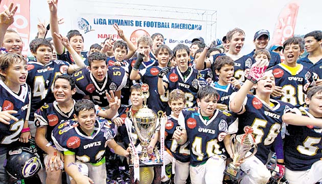 Los Fighting Owls de la Academia Interamericana de Panamá lograron hacerse con el campeonato de la categoría mini.(Alberto Ortega)