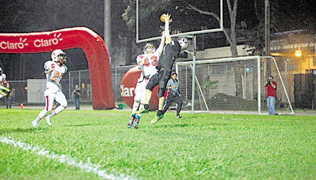 Jugador de los Raiders intenta una atrapada.(ALberto Ortega)
