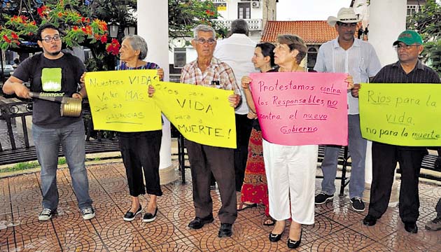 Miembros de la sociedad civil de Chitré protestaron ayer por las calles de Chitré, exigiendo a las autoridades que se haga justicia en este caso de contaminación del río La Villa. (Thays Domínguez )
