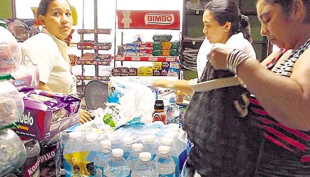 En los supermercados de la provincia de Los Santos, las personas continúan comprando agua embotellada, ante la crítica situación que se está viviendo, debido a la contaminación del río La Villa con el pesticida atrazina.(Zenaida Vásquez )