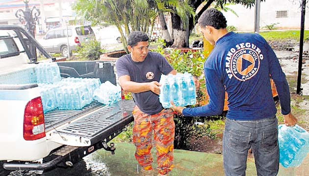 Reparten agua embotellada. Desde el Centro de Operaciones de Emergencia (COE), activado para coordinar las labores de asistencia a la población de Azuero, se movilizaron vehículos del Sinaproc para dotar de agua a las residencias de los sectores de Chitré afectados por la contaminación. (Thays Domínguez )