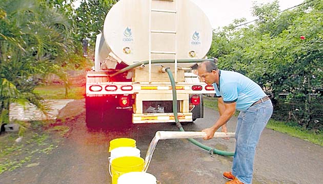 Idaan abastece con cisterna. En los distritos de Las Tablas y Los Santos, mediante camiones cisterna, personal del Instituto Nacional de Acueductos y Alcantarillados Nacionales procedió ayer desde temprano a proveer de agua a las comunidades cuyo sistema de suministro está contaminado.(Zenaida Vásquez )