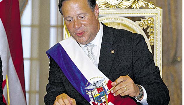 El presidente Juan Carlos Varela firmó el decreto a las 6:00 p.m., en el Salón Amarillo.(Evergton Lemom)