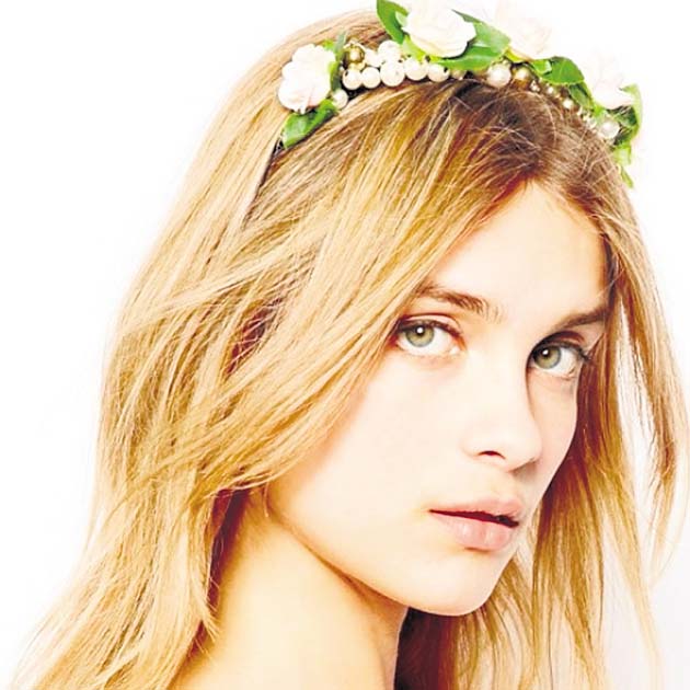Perlas y flores. Las ‘headbands’ con perlas son sofisticadas y elegantes. Le darán un toque glamuroso a las flores. Por lo general, se combinan con el propio blanco o tonos neutros.