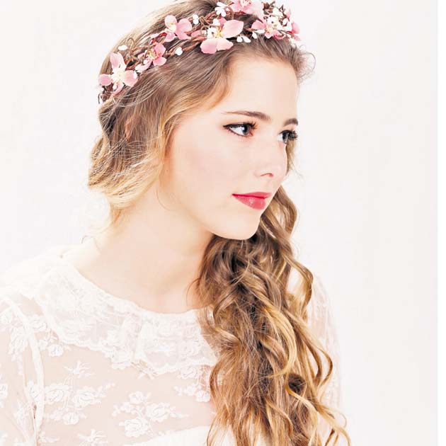 Para las novias. Las bodas en los jardines son gustadas por el público femenino, como un enlace de ensueño. Aquí la corona juega un papel importante.
