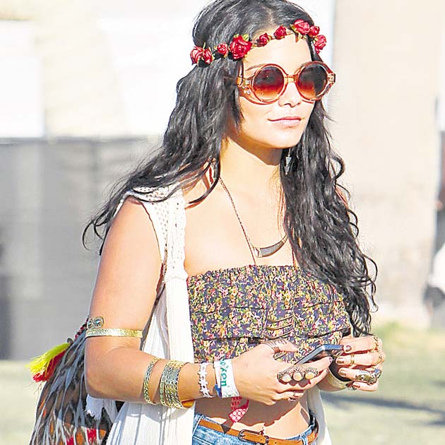 Onda retro. La actriz Vanessa Hudgens apostó por una corona de rosas rojas pequeñas en una de sus salidas. La moda hippie es su favorita.