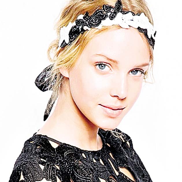 Blanco y negro. Esta tendencia nunca falla para lograr grandes atuendos. Si quieres un ‘look’ elegante, esta vincha es la indicada.