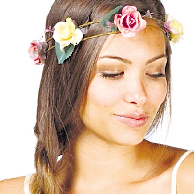 Con trenza. Moderna y diferente. Si tienes más tiempo para realizarte un peinado, no dudes en combinar una trenza y la corona.