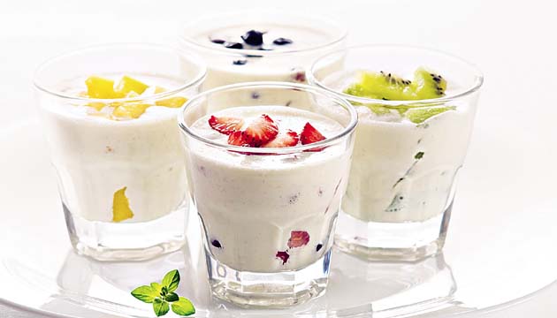 Para su elaboración, se puede emplear cualquier tipo de leche. La producción actual usa predominantemente leche de vaca. La fermentación de la lactosa en ácido láctico es lo que da al yogur su textura y sabor. A menudo, se le añaden otros saborizantes.