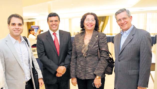 4. Carlos Alustiza, Juan Carlos Uribe, Noemí Castillo y Mario Quelquejeu.