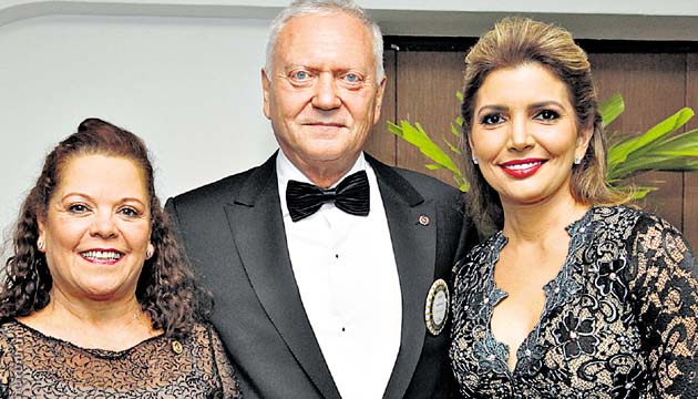 13. Patricia Petterson, Jurgen Mossack y Leydelises de Mossack.