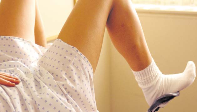 El médico debe buscar la manera de que la paciente se sienta relajada e informar qué hace durante la revisión.