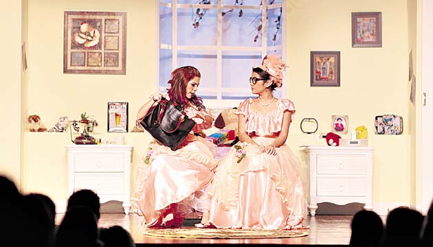 Alejandra Araúz y Alba De Obaldía.