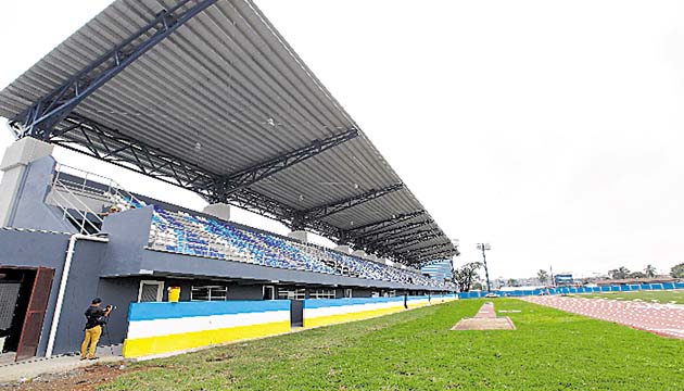 Más detalles. Pensando en la comodidad de cientos de aficionados, en las graderías del emblemático coliseo de la Costa Atlántica se colocaron butacas de colores celeste, gris y azul.