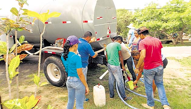 Estudiantes de Los Santos colaboraron en la distribución de agua. (Zenaida Vásquez )