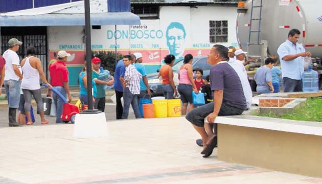 La gente realiza diariamente la fila para poder contar con el líquido.