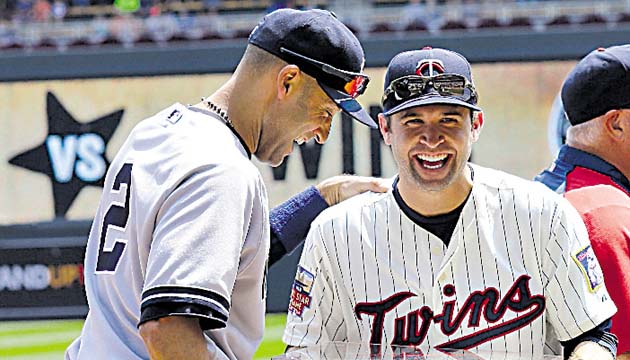 Derek Jeter recibe un regalo de parte de los Mellizos.(AP)