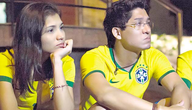 Caras largas entre la afición de Brasil.(AP)