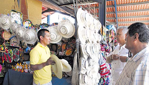 El mercado en El Valle tiene artesanías a la venta, así como el famoso sombrero pintado.