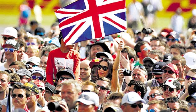 La afición apoyó con todo al de casa, a Lewis Hamilton.(AP)