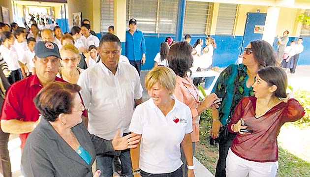 La primera dama, Lorena Castillo, fue a escuelas de Chitré y La Villa.(Zenaida Vásquez )