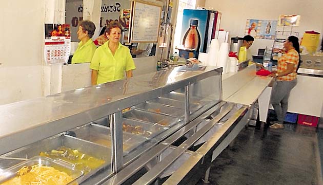 Restaurantes afectados, clientes temen tomar agua contaminada.(Zenaida Vásquez )