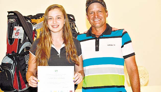Valeria junto a su padre Juan Carlos Patiño, en la premiación de un torneo nacional.(Cortesía)