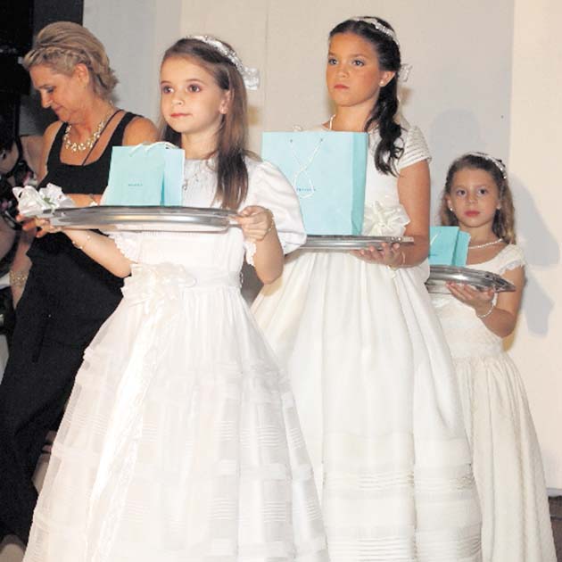 Joyas. La soberana 2014 recibió tres bolsas con joyas de la prestigiosa firma internacional Tiffany & Co., las cuales fueron entregadas por tres hermanitas.