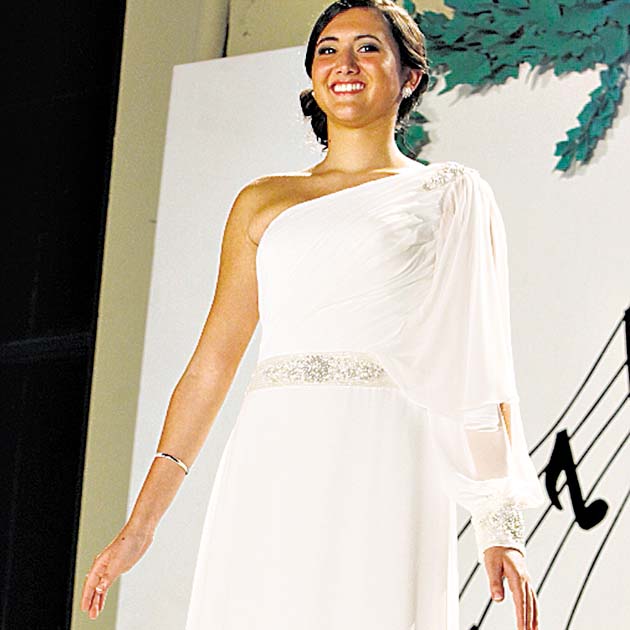 Corte helénico. Los vestidos de corte helénico son una de las tendencias que más se encuentran en la gama de los vestidos para asistir a una boda o ser la novia. Al llevar un solo hombro (“one shoulder”) opta por un recogido que deje al aire tu hermoso escote.