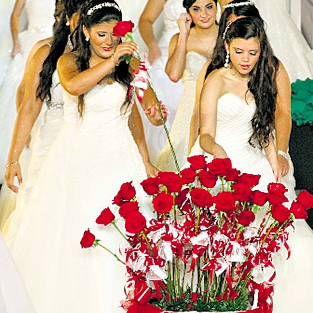 Detalles. Momentos inolvidables en la final del Festival de Debutantes 2014. El ramillete hizo su debut en sociedad.-- Suerte. Las 56 jovencitas en el momento decisivo de la noche. La escogencia se llevó a cabo por medio de rosas. Cada una eligió la suya.