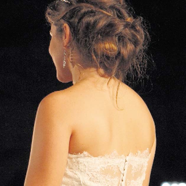 Peinados. Las trenzas ya sea como vinchas o recogidas fueron el arma perfecta para enamorar al público. Este peinado fue acompañado de una tiara.