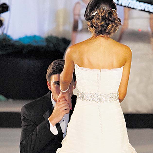 Beso en la mano. Antes de comenzar la pasarela de algunas, los caballeros se aproximaban hasta sus debutantes para demostrar su afecto y cariño.