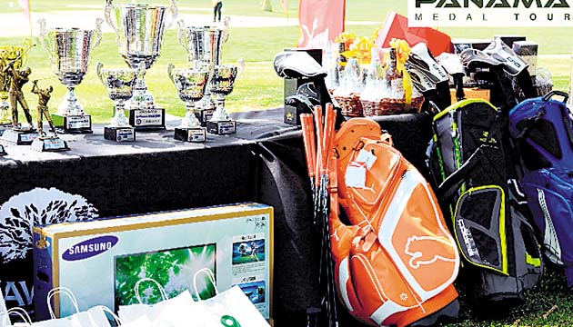 Premios. Los ganadores del torneo del sábado y de la general se llevaron una copa, además de otros incentivos. Ahora los mejores jugarán un torneo contra golfistas aficionados de España.