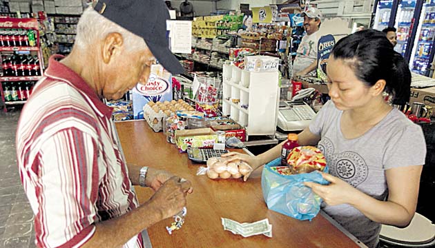 Venta controlada. La incursión del grupo Rey a limitar la venta de los productos controlados a los consumidores, amenaza con convertirse en una práctica viral entre los agentes económicos para evitar el “juegavivo” de personas que aumentaron las compras de los productos baratos.
