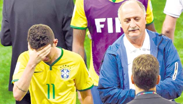 Luiz Scolari (i), técnico de Brasil, no pudo ocultar su descontento.(EFE)