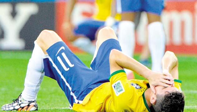 Oscar lloró desconsoladamente tirado sobre el campo de juego.(EFE)