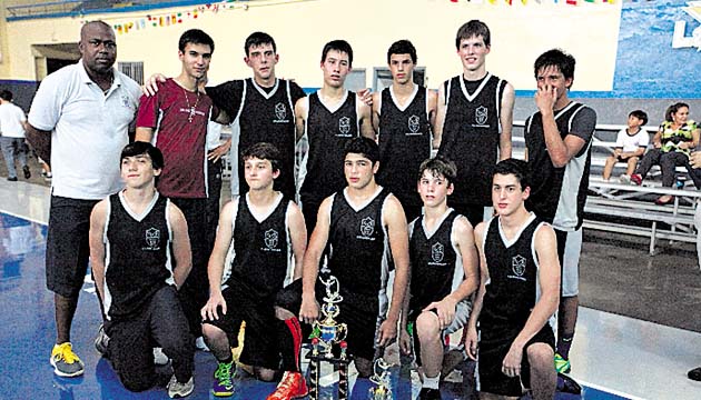 Colegio Brader. La química de equipo que mostraron en el partido final fue fundamental para llevarse el campeonato, la diferencia de estatura no fue impedimento para que hicieran su mejor juego y se llevaran el trofeo.