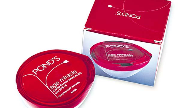 Pond’s. La crema restauradora de día con FPS 15 forma parte de la línea para el cuidado del rostro Age Miracle. Reduce líneas de expresión, arrugas y manchas de la edad.