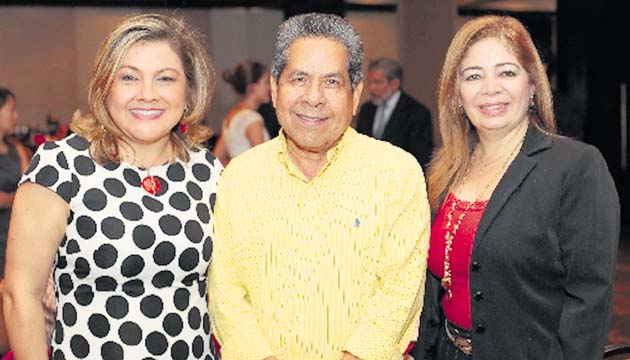 4. Patricia Puentes, Alexis Zapata, Elizabeth Castrellón de Torres.
