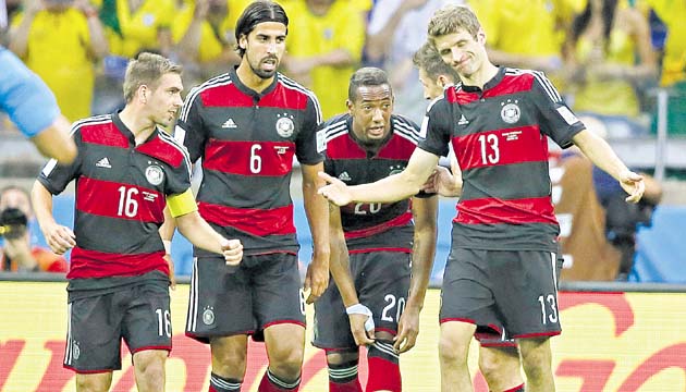 Alemania, el equipo más goleador de la Copa del Mundo, ha ofrecido dos de los encuentros más explosivos del torneo, ganando 4-0 a Portugal en su debut y después aplastando al anfitrión Brasil 7-1 en semifinales.(EFE)