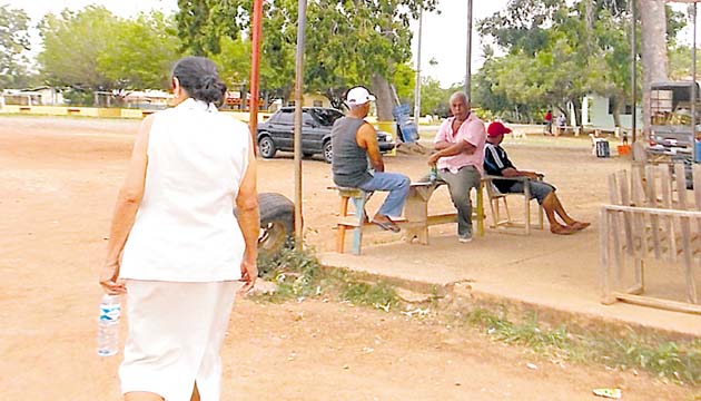 Exigen más agua embotellada. En las comunidades afectadas, la población le exige al Gobierno que mantenga por un tiempo más la entrega de agua embotellada mientras, sostienen, se limpian las tuberías de los residuos de atrazina que pudieran permanecer en el sistema de acueducto.