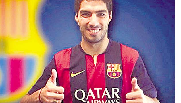 Luis Suárez en su primera presentación con la camiseta del Barça.(EFE)