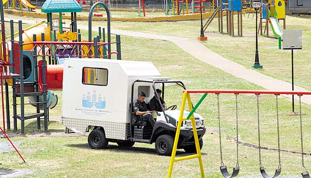Vehículos no escapan a la directriz del ‘borrado’ / Transportes de vigilancia, así como ambulancias tenían el logo del Despacho de la primera dama.