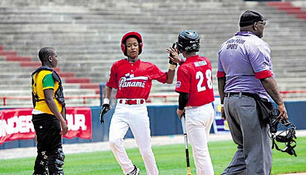 Panamá B sacó ayer toda su artillería al conectar 25 imparables, de los cuales nueve fueron extrabases, que produjeron las 30 carreras.(Anayansi Gamez)