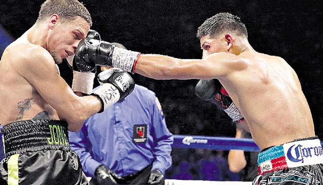 Mares gana, pero no convence. El excampeón mundial pluma, el mexicano Abner Mares (der.), retornó a los cuadriláteros con un triunfo por decisión unánime sobre el puertorriqueño Jonathan Oquendo; pero sigue sin convencer en esta categoría.